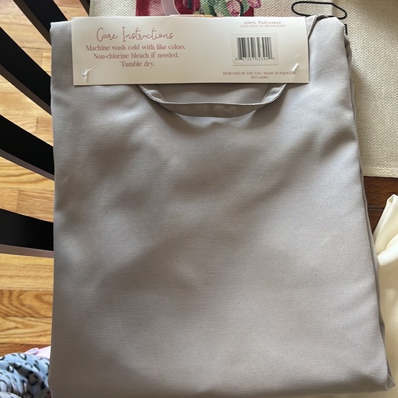 Brand new Mr and Mrs aprons - Picture 4 of 5